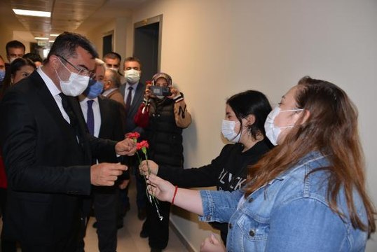 ERZURUM VALİSİ MEMİŞ GENÇLİĞİNİZE GÜVENMEYİN, AŞI OLUN