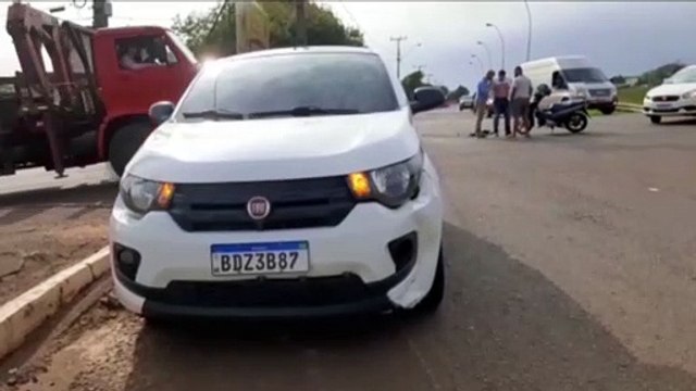 Veículos se envolvem em colisão no viaduto da Rua Jacarezinho