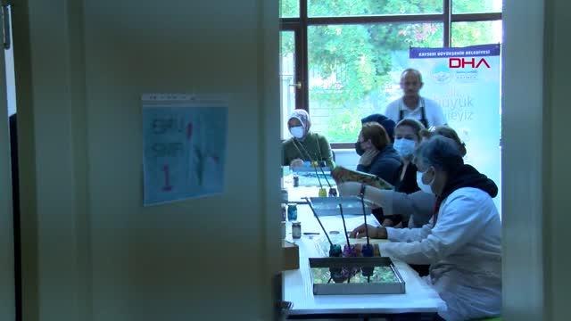 PANDEMİ SERVİSİNDE GÖREV YAPAN SAĞLIK ÇALIŞANLARI, EBRU YAPARAK STRES ATIYOR