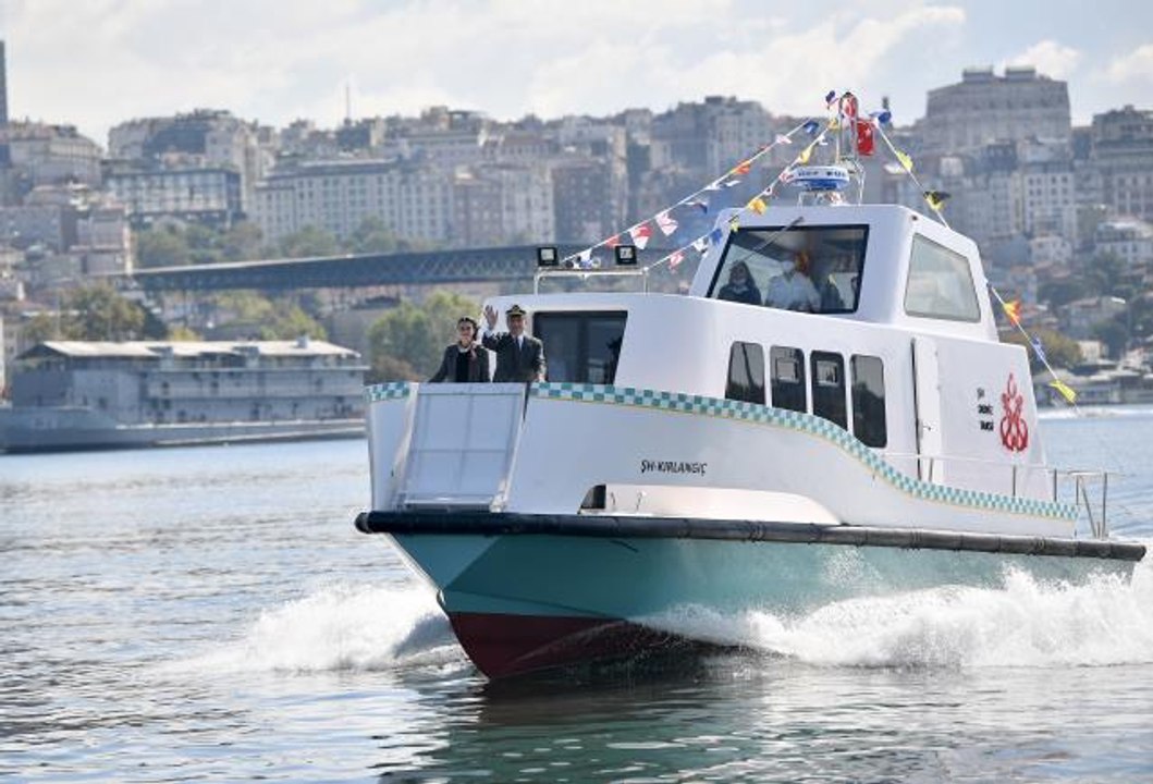 Haliç Tersanesi'nde yapılan 8 deniz taksi suya indirildi