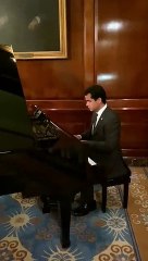 "No puedo ver un piano mal puesto": Omar Fernández toca "All of me"