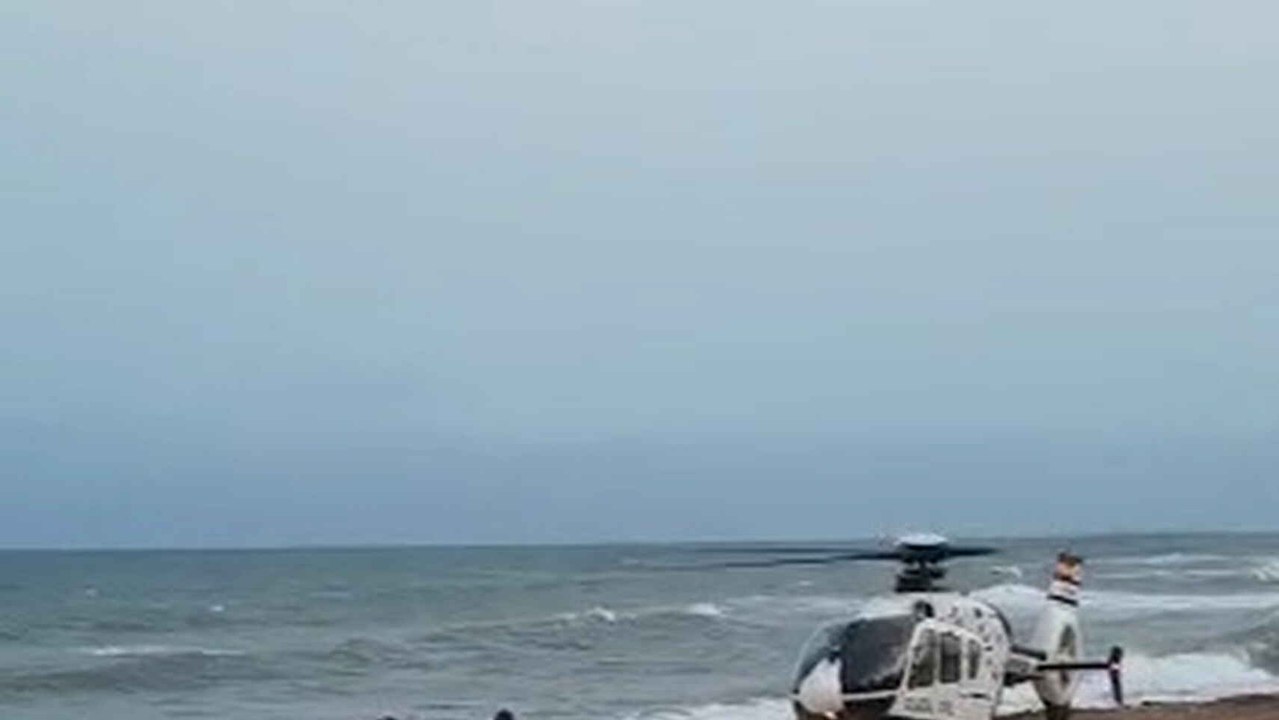Operativo de búsqueda de la Guardia Civil para encontrar el cuerpo de un joven en una playa de Torrevieja