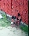 Une maman protège son enfant au moment de la chute d'un mur de briques (Brésil)