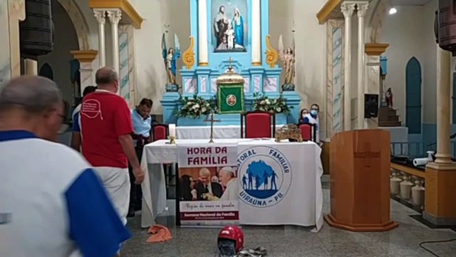 Bêbado, homem invade Igreja Católica na região de Cajazeiras e ameaça fiéis: ‘mãos ao alto’