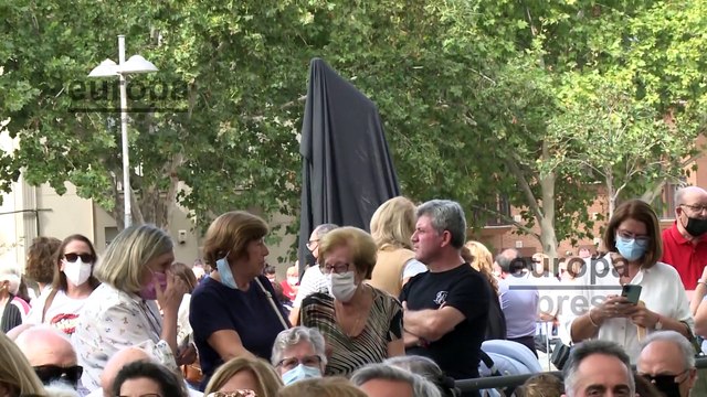 Raphael inaugura su estatua de vidrio reciclado en Linares
