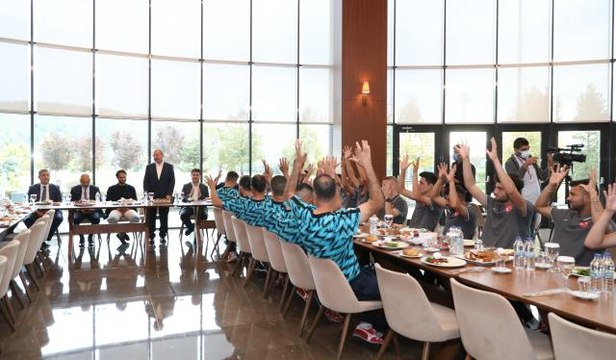 Hamit Altıntop'tan İşitme Engelliler Milli Futbol Takımı'na destek