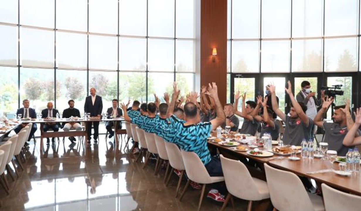 Hamit Altıntop'tan İşitme Engelliler Milli Futbol Takımı'na destek