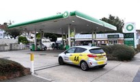 İngiltere'de benzin krizi: Nakliye aracı sürücüleri petrol istasyonlarına akın etti