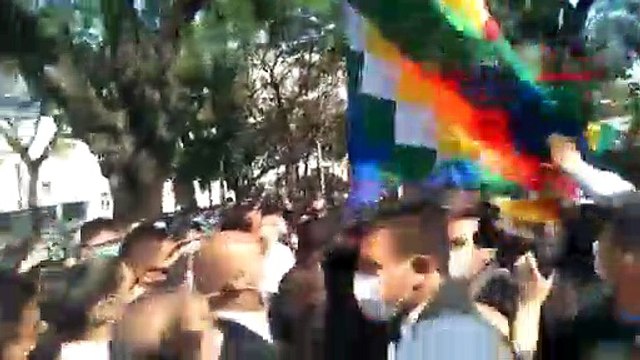 Durante el acto de celebración de la efeméride en la plaza 24 de Septiembre un grupo de personas sacó la bandera whipala que se encontraba izada en el lugar