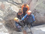 Kayalıklarda mahsur kalan oğlak kurtarıldı