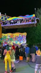 la foule se mobilise pour empêcher un manège vacillant de basculer