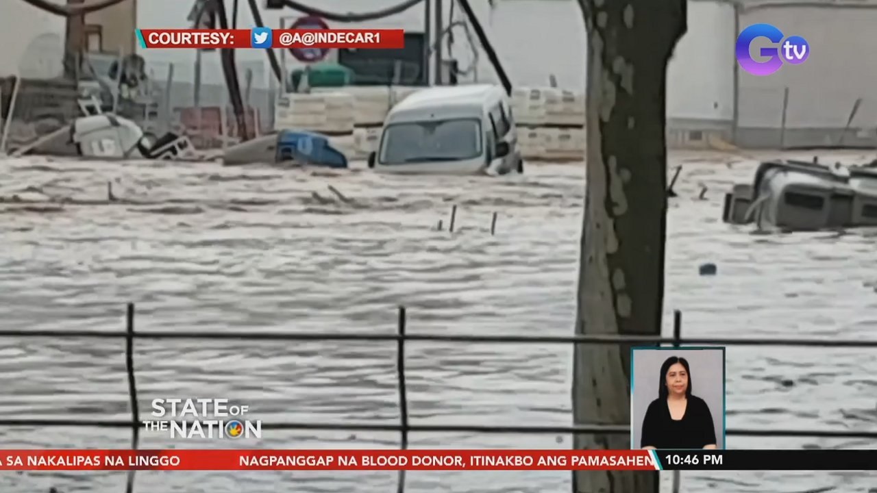 Sasakyan, tinangay ng rumaragasang baha | SONA