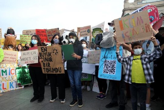 İklim aktivistleri 24 Eylül Küresel İklim Grevi için Kadıköy'de buluştu