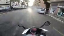 Incidente in centro , anziano attraversa col rosso e fa cadere centauro con la #moto