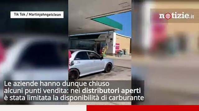 Gran Bretagna, carburante razionato causa Brexit: lunghe code fuori dalle stazioni di servizio