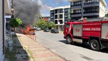 Sancaktepe'de hareket halindeki hafif ticari araç alev alev yandı