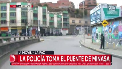 Queman patrullas y hacen estallar dinamita en enfrentamiento de cocaleros con la Policía en La Paz