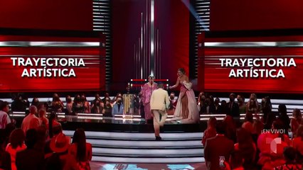 "Eres un inútil", le dice Paquita la del Barrio a Bad Bunny en los Premios Billboard