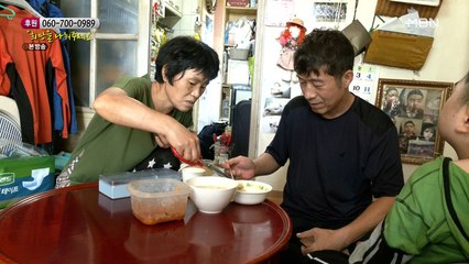 가위질이 힘든 엄마와 집안일을 하는 아빠