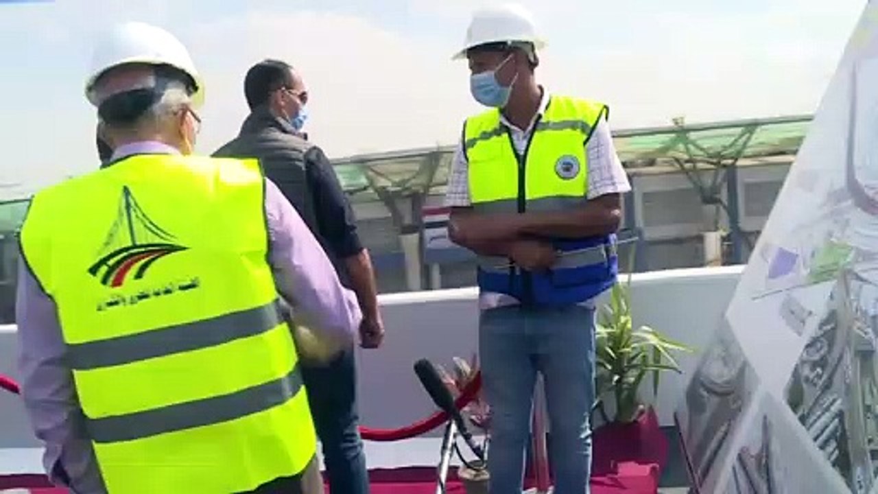 هتافات كبيرة في حب مصر.. من العاملين للرئيس السيسي أثناء تفقده أعمال تطوير وتوسعة الطريق الدائري
