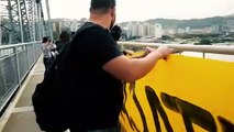 Servidores estendem faixa gigante contra a PEC 32 na Ponte Heercílio LUz, em Florianópolis/SC