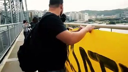 Servidores estendem faixa gigante contra a PEC 32 na Ponte Heercílio LUz, em Florianópolis/SC