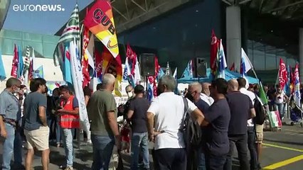 Bloccano l'autostrada per Fiumicino gli ex lavoratori Alitalia