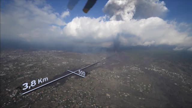 La lengua de lava ha avanzado 4 kilómetros y en algunas zonas llega a tener una anchura de 500 metros
