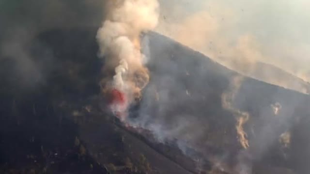La apertura de dos nuevas bocas del volcán ha obligado a desalojar a 160 personas