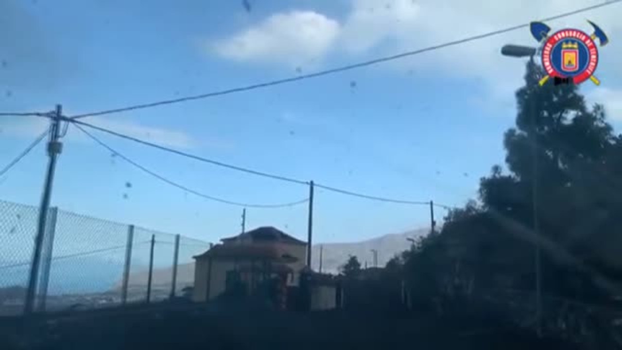 Los bomberos se tienen que retirar de Todoque por el aumento de las explosiones y la caída de cenizas