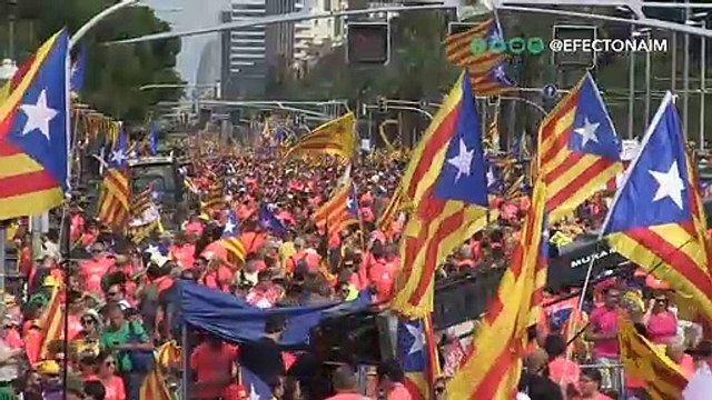 Historia de amor “genial”: Obispo exorcista lo deja todo por autora de novelas eróticas de demonios