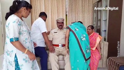 "Lo extrañamos mucho": familia instala escultura de silicona de su padre fallecido en su casa