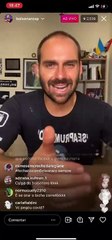 Eduardo Bolsonaro tem acesso de tosse em live para mostrar que COVID “é só um resfriado”