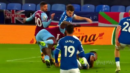 FUNNY VIDIOS MOMENTS IN FOOTBALL