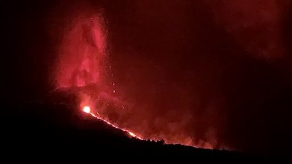 El volcán se reactiva con dos nuevas bocas y temen que se desplome