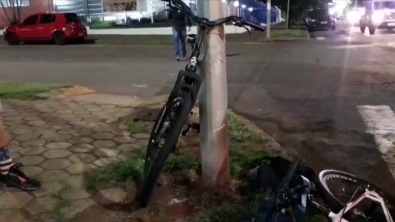 Ciclista se envolve em batida contra carro na Rua Recife, na região central