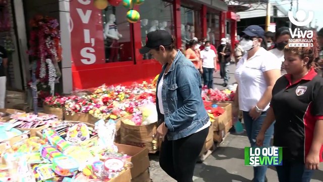 Comerciantes con feria de descuentos permanentes en el Mercado Oriental