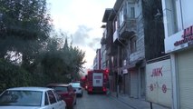 Son dakika haber: Fatih'te ahşap otel binasında çıkan yangın söndürüldü