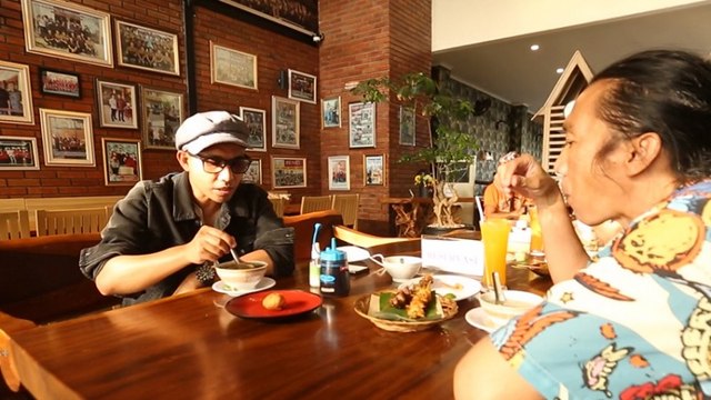 Vaksin Slank untuk Indonesia - Saat Personel Slank Mencicipi Soto Ayam Pak Wito