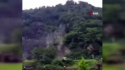 Rize'de heyelan! Araçlar son anda kurtuldu