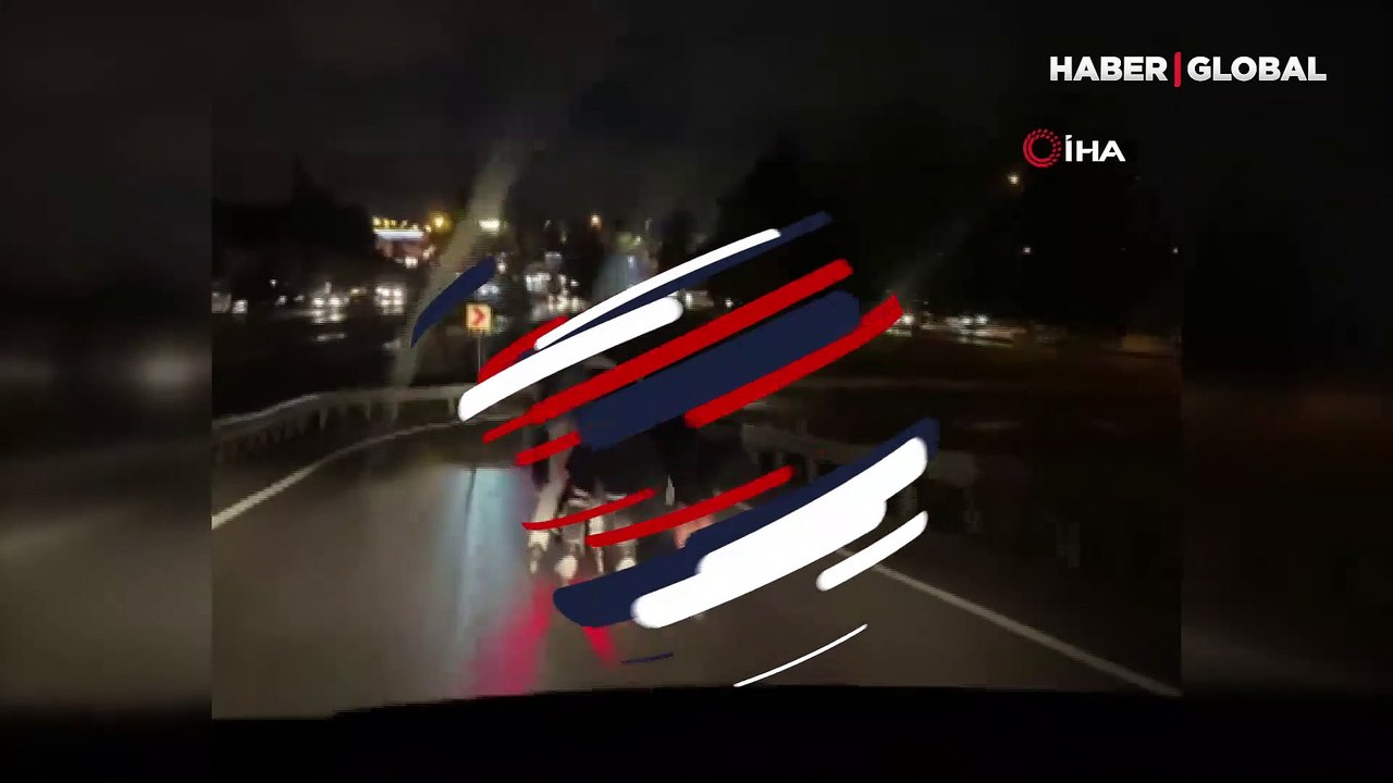 Motosikletin arkasında tutunan patenli gençlerin tehlikeli yolcuğu kamerada