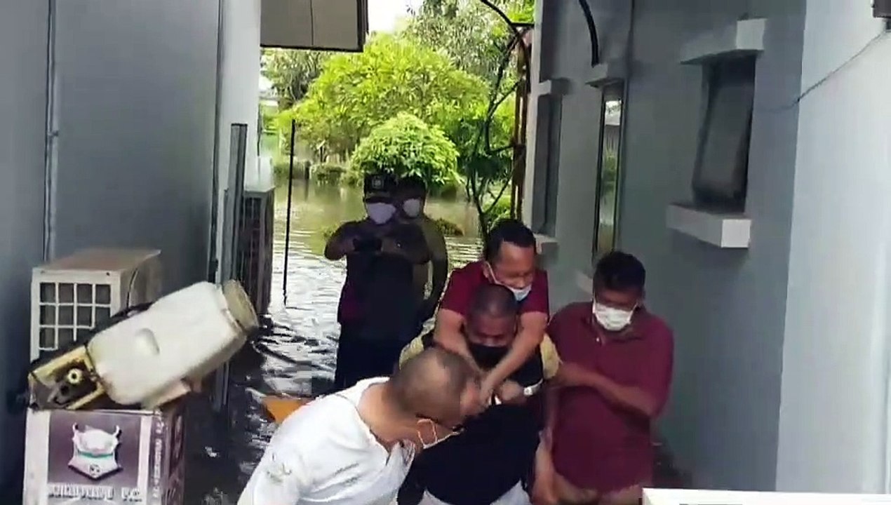 สุโขทัย "น้ำท่วม" หนัก - สมศักดิ์ อ่วม ขี่หลังค...
