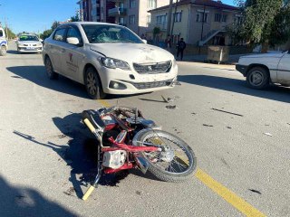 Otomobille çarpışan motosikletin sürücüsü yaralandı