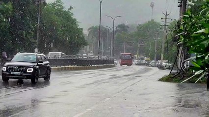 बादलों की गर्जना के साथ बारिश