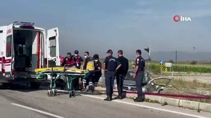 Kamyonet ile otomobil çarpıştı: 1 ölü, 1 yaralı