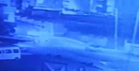 MALTEPE'DE DUR İHTARINA UYMADIĞI POLİSLERİN ARAÇLARINA ÇARPIP KAÇTI
