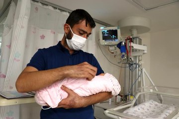 Kovid-19'a yakalanan anne sezaryenle alınan bebeğine kavuşmayı bekliyor