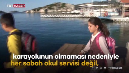 Antik kent içindeki köylerinden tekneyle okula gidiyorlar