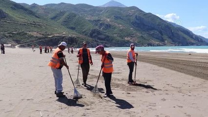 Hatay sahillerinde Suriye kaynaklı petrol sızıntısının temizlik çalışmaları sürüyor