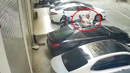 Cinsel ilişki sırasında balkondan düşen kadın, son model arabayı pert etti